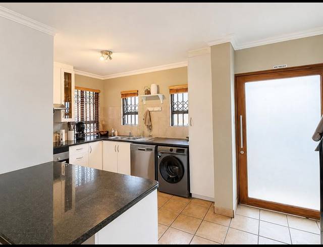 3 BEDROOM TOWNHOUSE FOR SALE IN MENLO PARK